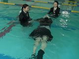 基礎練習は制服水泳